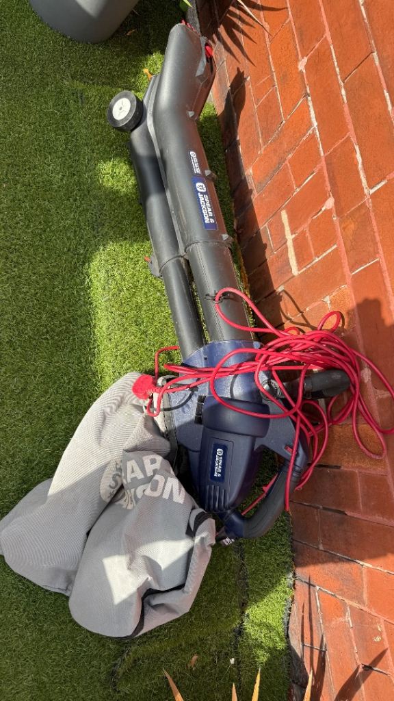 Leaf blower/hoover