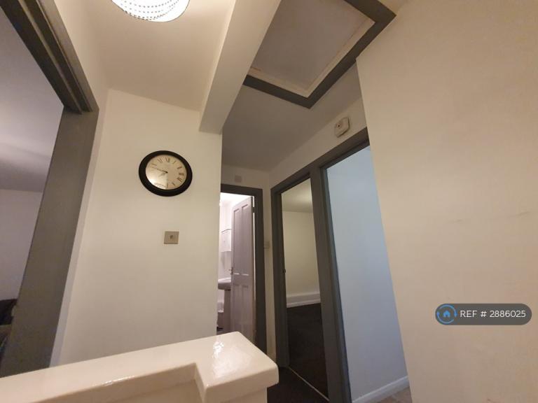1 bedroom flat in Buttercup Square, Staines, TW19 (1 bed) (#2886025)