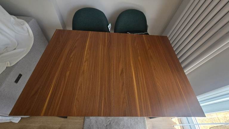 Extendable dining table