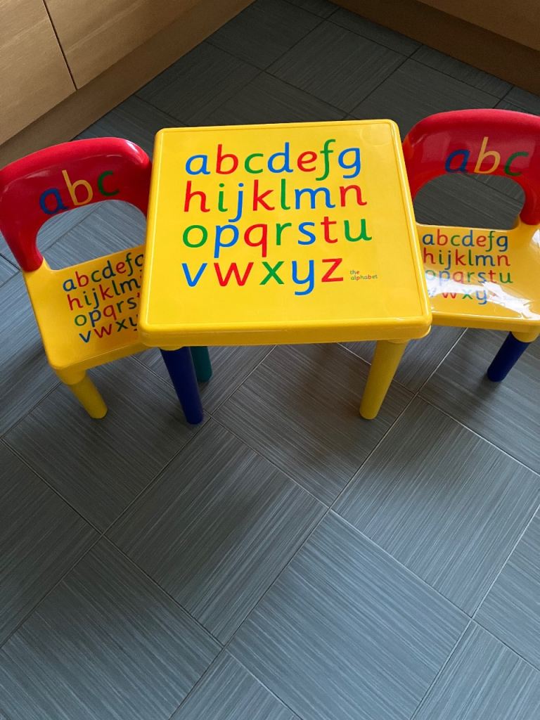 Kids lightweight table with two chairs