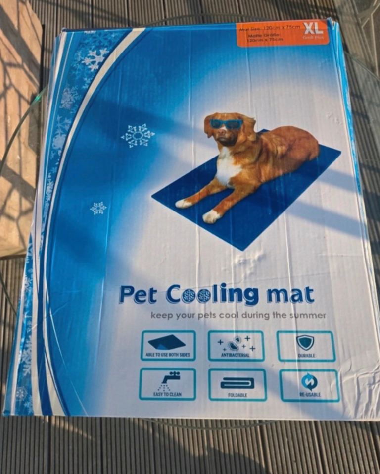 Fantastic blue and white pet cooling mat for outside use