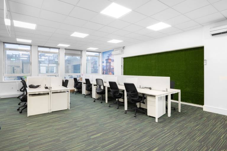 Edinburgh - EH2 2ER \ Desk Rental in a Coworking Environment