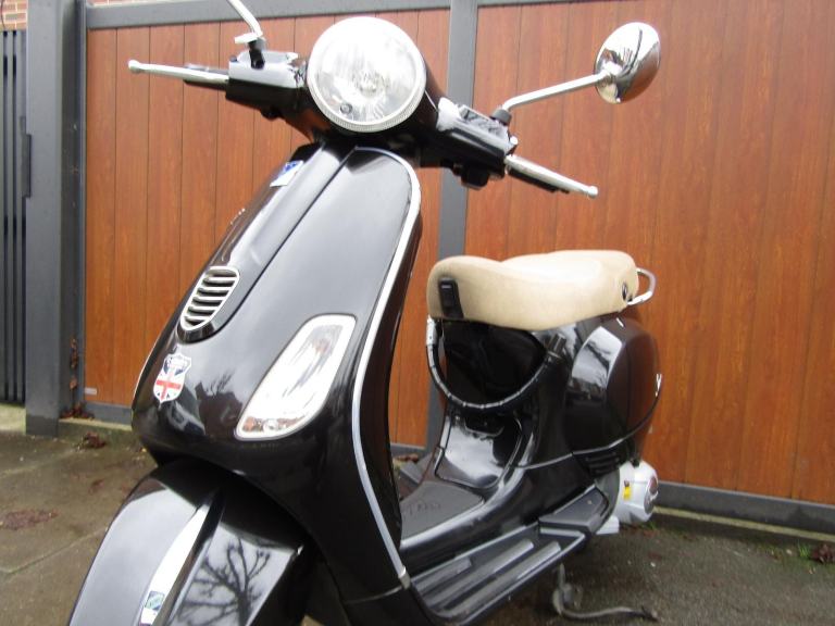 PIAGGIO VESPA LX 125 , 2 FORMER KEEPERS, ONE YEARS MOT , GREAT CONDITION !