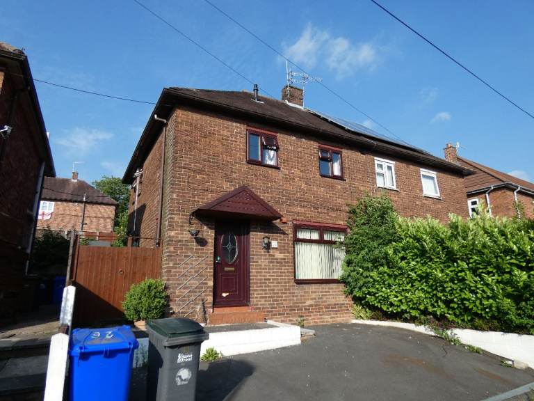 3 bedroom house in Intake Road, Stoke-on-Trent