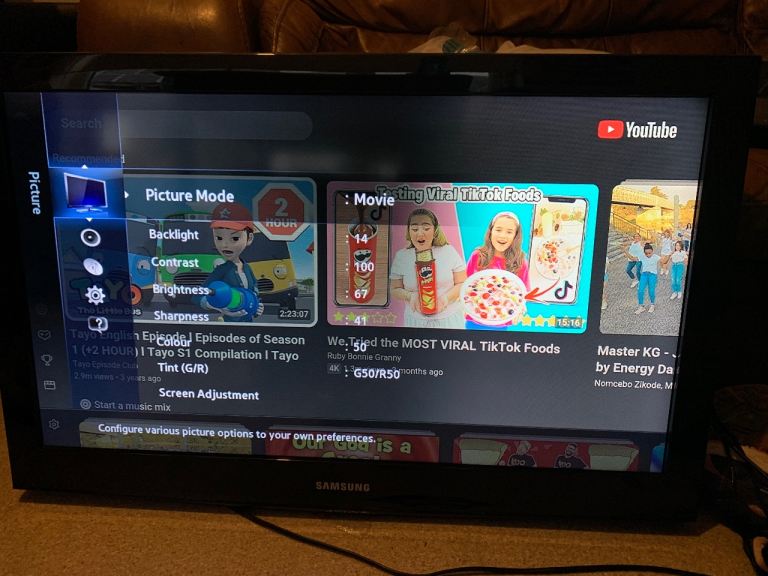 Samsung TV with Remote Control – Excellent Condition
