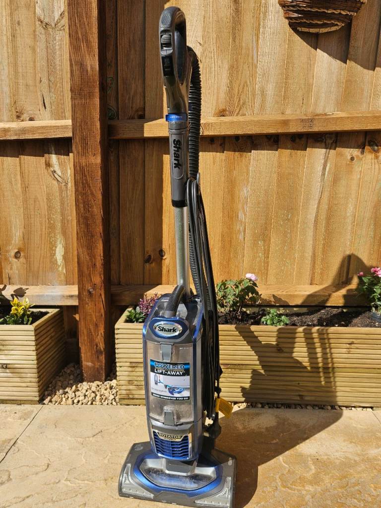 Shark Powered Lift-Away NV680UK vacuum cleaner