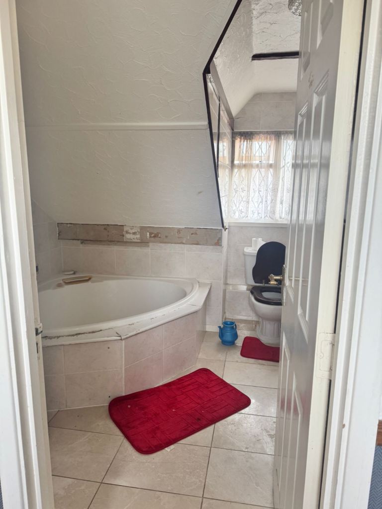 Double bed room available for rent 