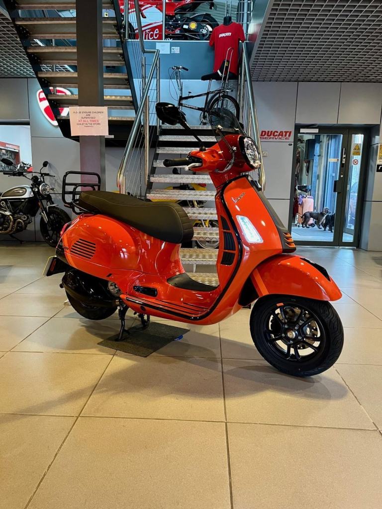 VESPA GTS 300 SUPERSPORT - 1400 MILES - 1 OWNER - EXTREMELY TIDY - EURO 5