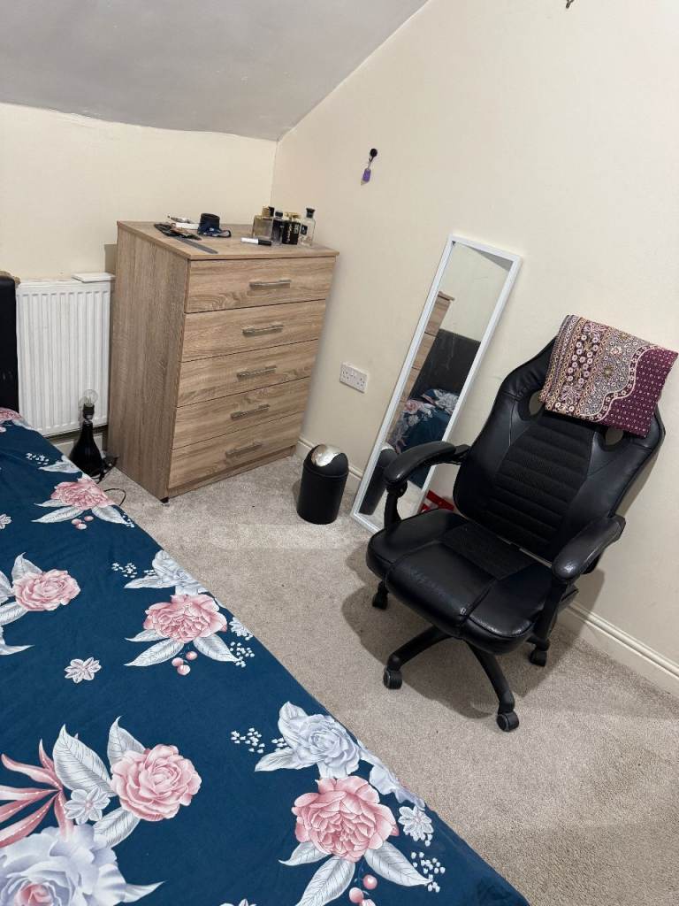  Double room for rent available for single person only 