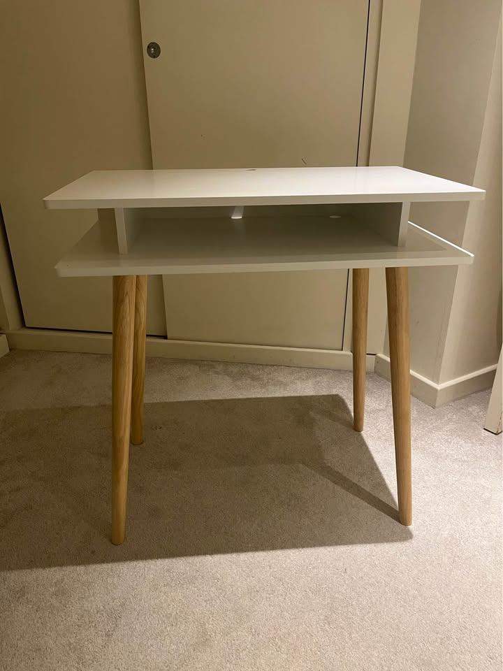 White nordic desk. Habitat Cato model.