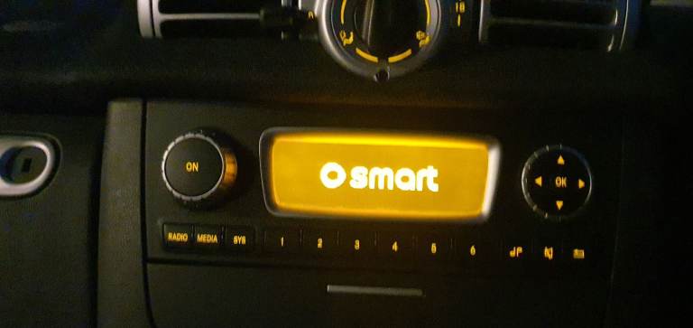 MINT CONDITION 2013 SMART FORTWO 451 GENUINE RADIO HEAD UNIT A4519019700 & TRAY WITH TRIM