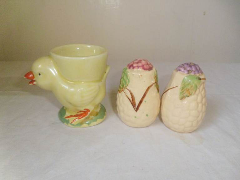 CHICKEN EGGCUP & PAIR OF SMALL SALT & PEPPER CELLARS