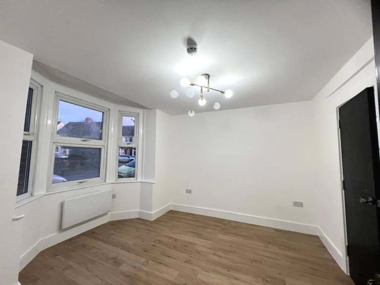 Modern 3-Bed Apartment with EV Charging | York Road, Camberley - Surrey 