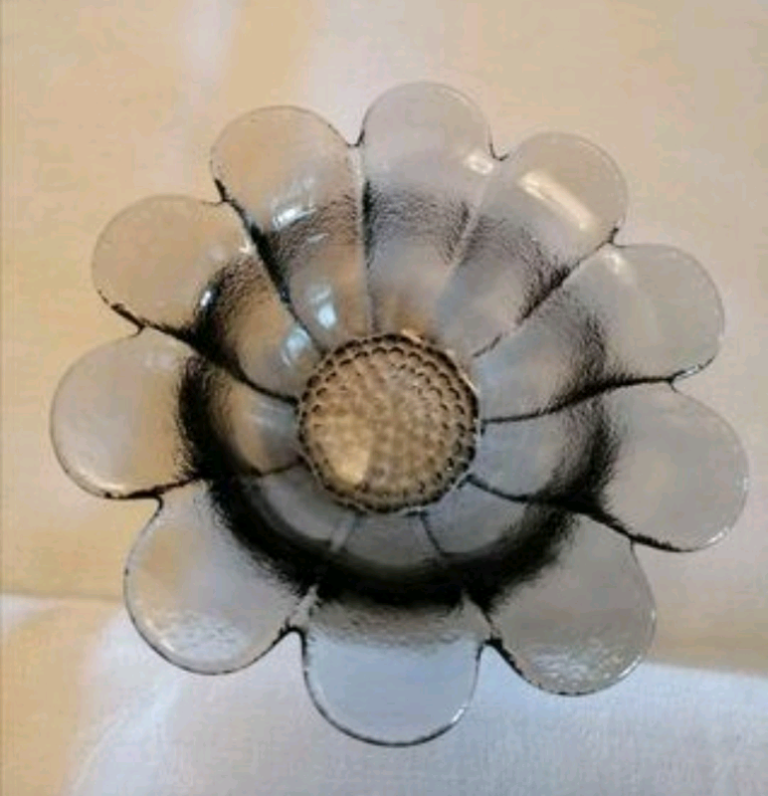 2 Dartington glass petal dishes 