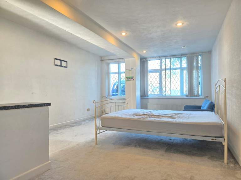 Studio Flat to Rent – Cheadle – £700/month