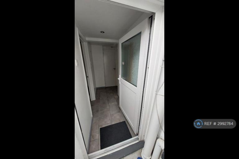 1 bedroom flat in Scarborough Road, Torquay, TQ2 (1 bed) (#2992784)