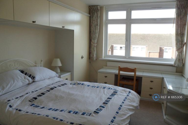 2 bedroom flat in Sylvan Court, Finchley, N12 (2 bed) (#665306)