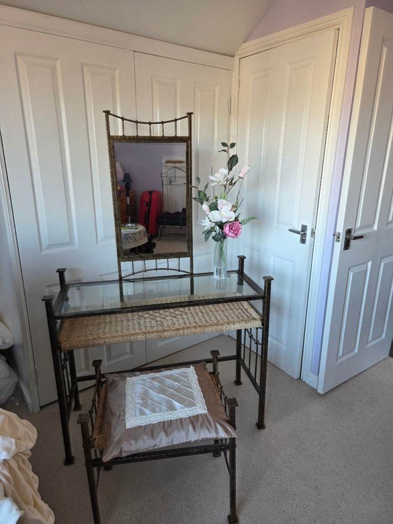 Dressing table