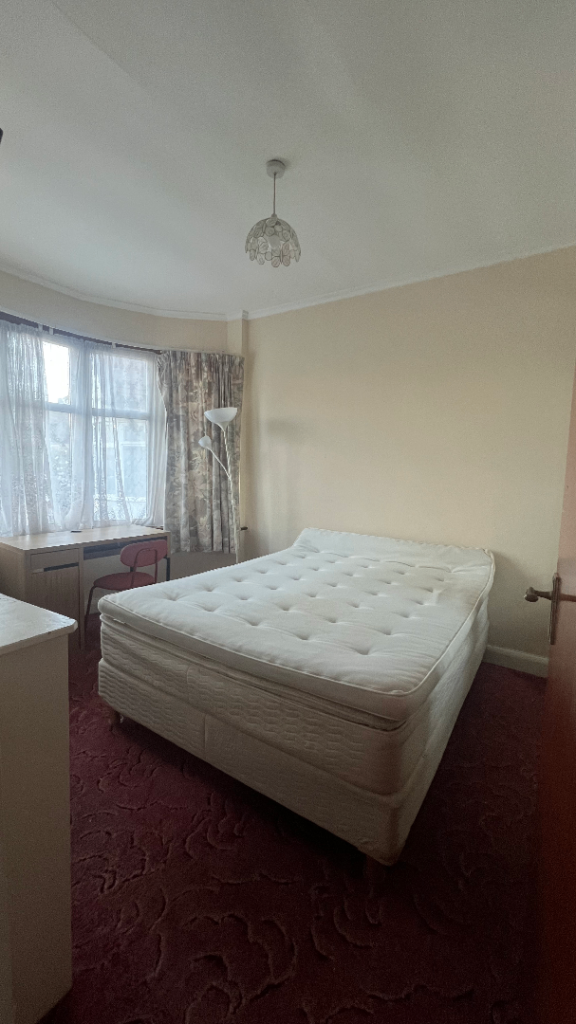 Bright Double-bed Room in Zone 3 London (Mitcham)