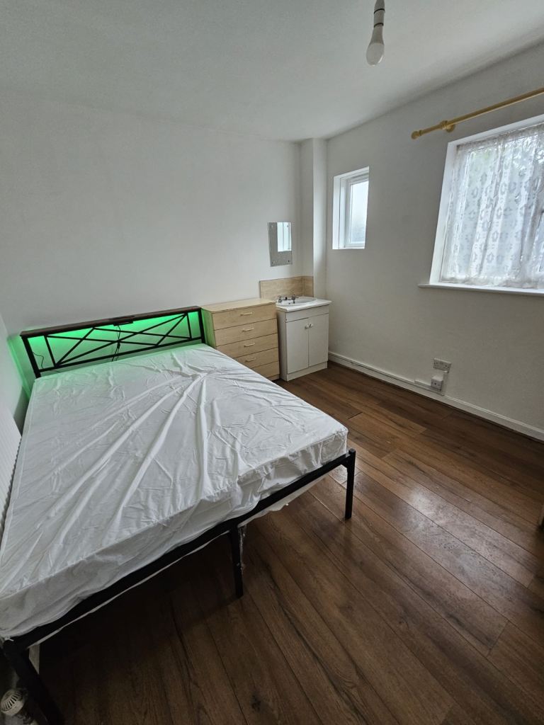 Double room in shared house fishponds 