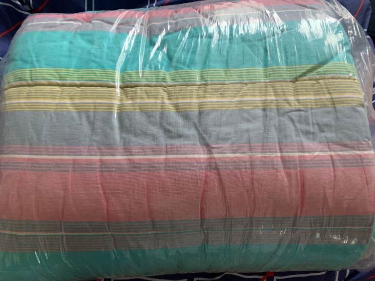 BRAND NEW AND VERY WARM BEDSPREAD FOR DOUBLE BED OR KING SIZE BED - REDUCED £40 UNTIL 3 JANUARY - 