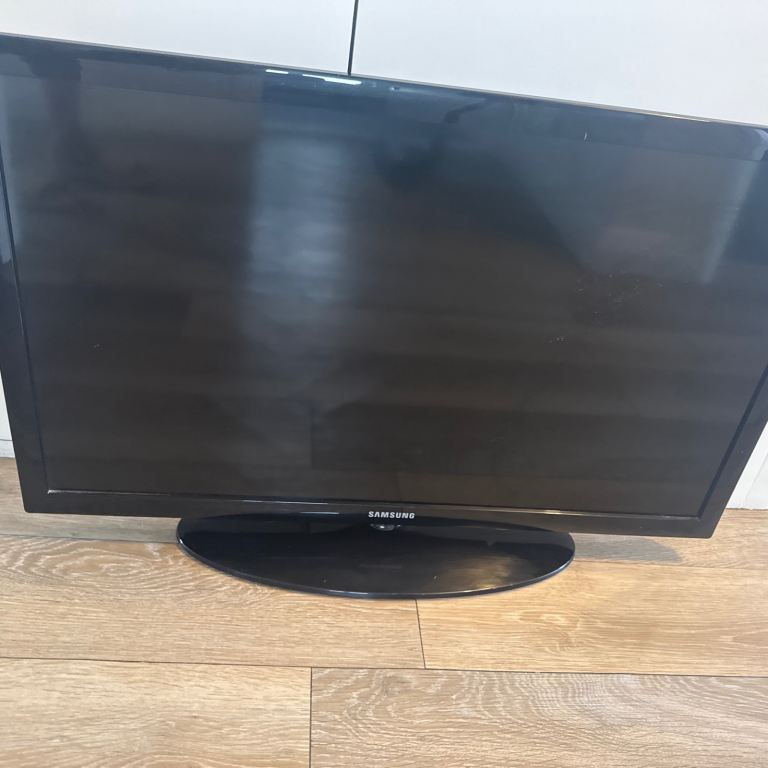 Samsung UE32D4003BW 32-inch HD LED TV with Stand