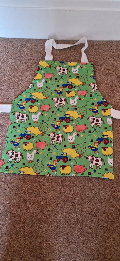 CHILDRENS COTTON APRON. AGE 2-3. FARM ANIMALS. BRAND NEW. EXCELLENT CONDITION.