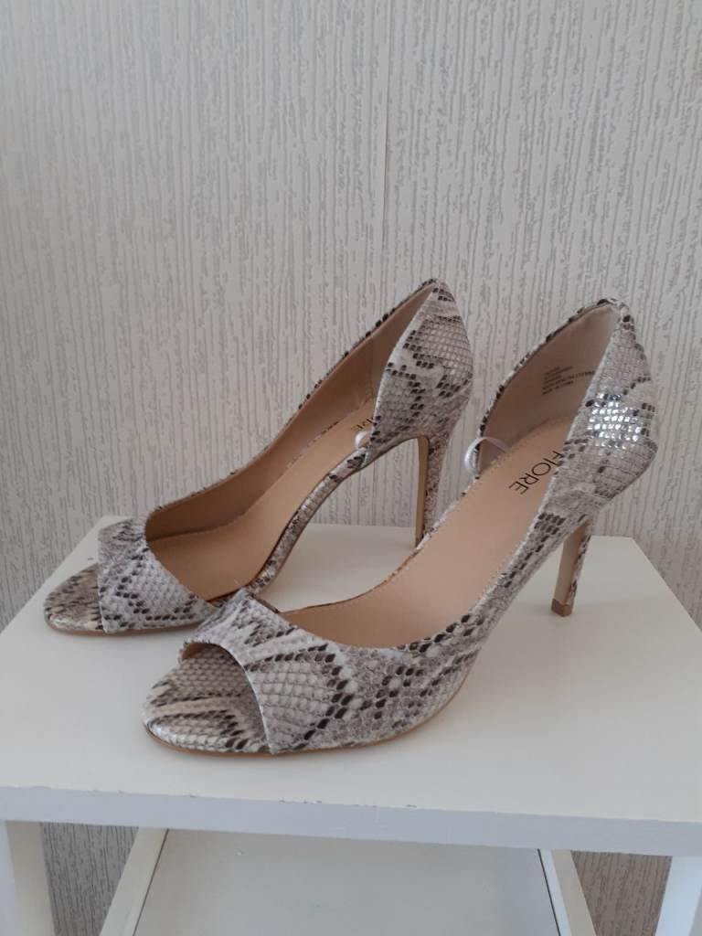  NEVER WORN - 'FIORE'  SNAKE PRINT COURTS - SIZE 7