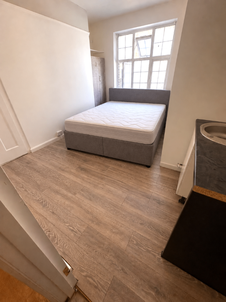 Studio Flat, Camberwell Road, SE5