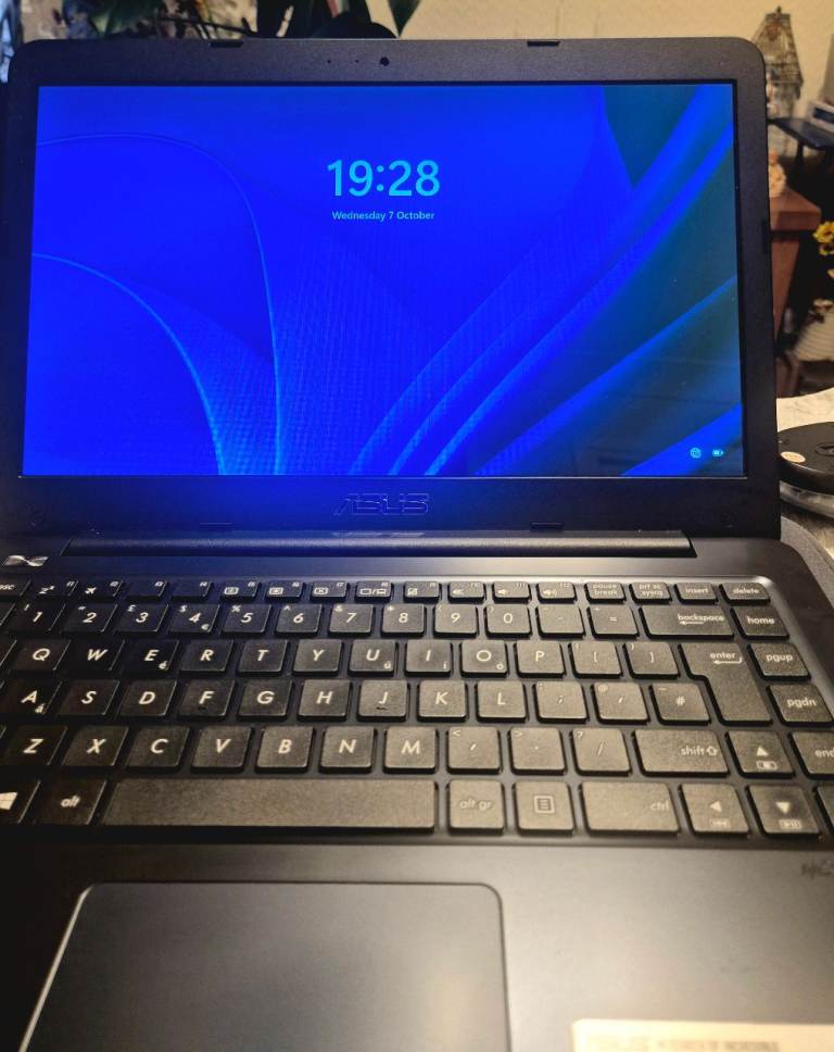 Asus E402S 14" Laptop, Charger, New Case, New Wireless Mouse 