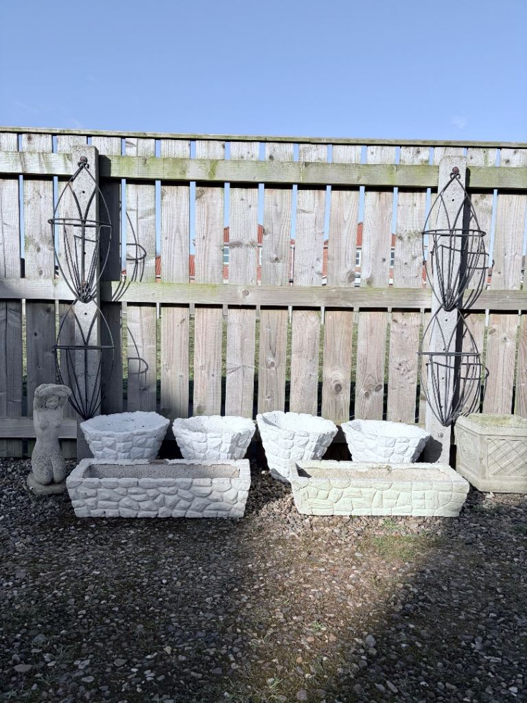 GARDEN POTS/PLANTERS/STATUE £5 Each