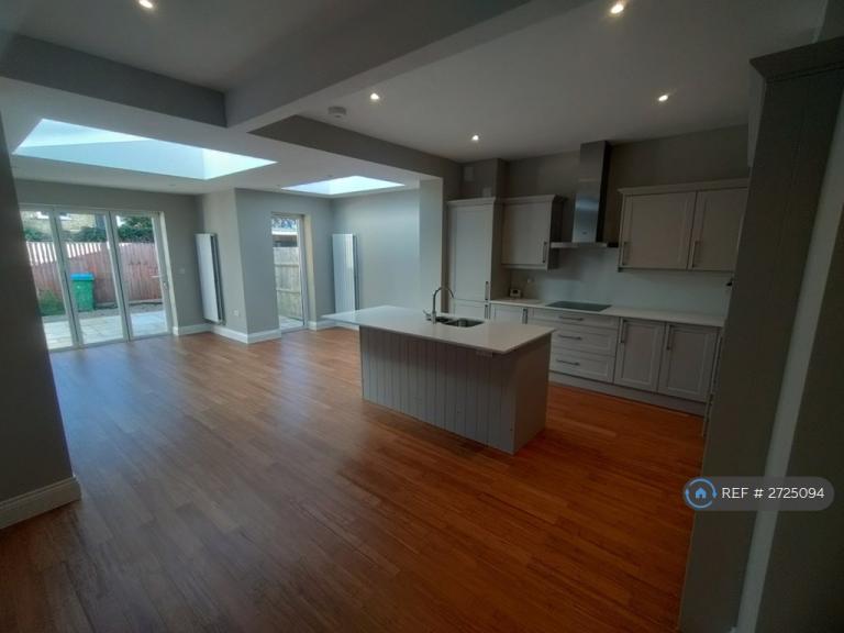 4 bedroom house in St. Margarets Road, Twickenham, TW1 (4 bed) (#2725094)