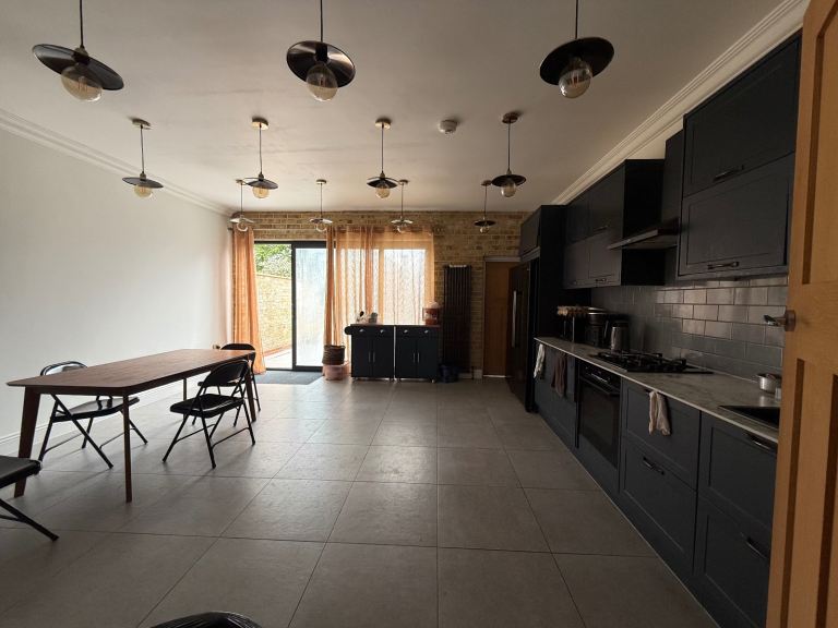 Double room to rent in Redbridge ilford Essex ig1   