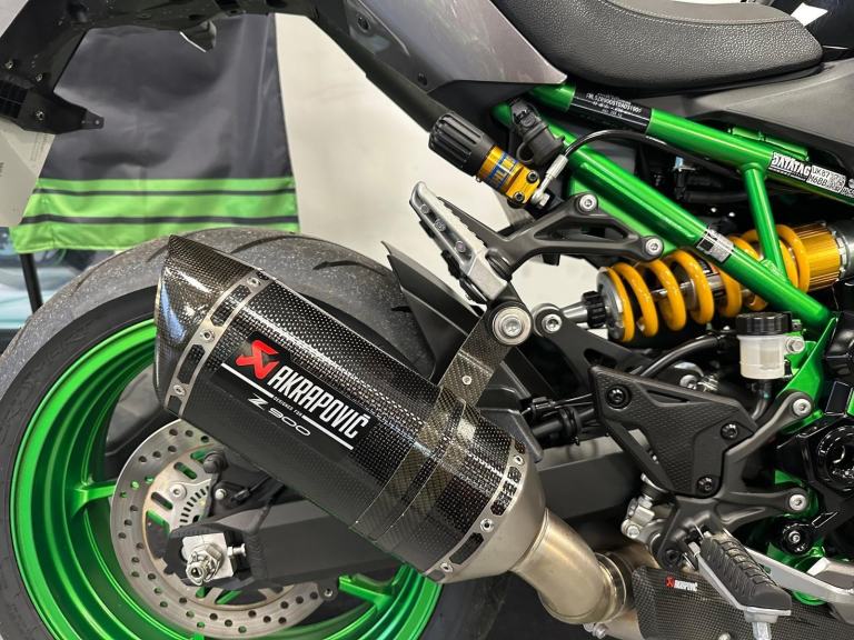 KAWASAKI Z900 SE PERFORMANCE--AKRAPOVIC-OHLINS SHOCK-BREMBO BRAKES