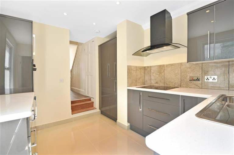 A 3 BED HOUSE Available to move IN CROYDON 