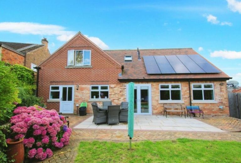 Large Double Room With En Suite Available