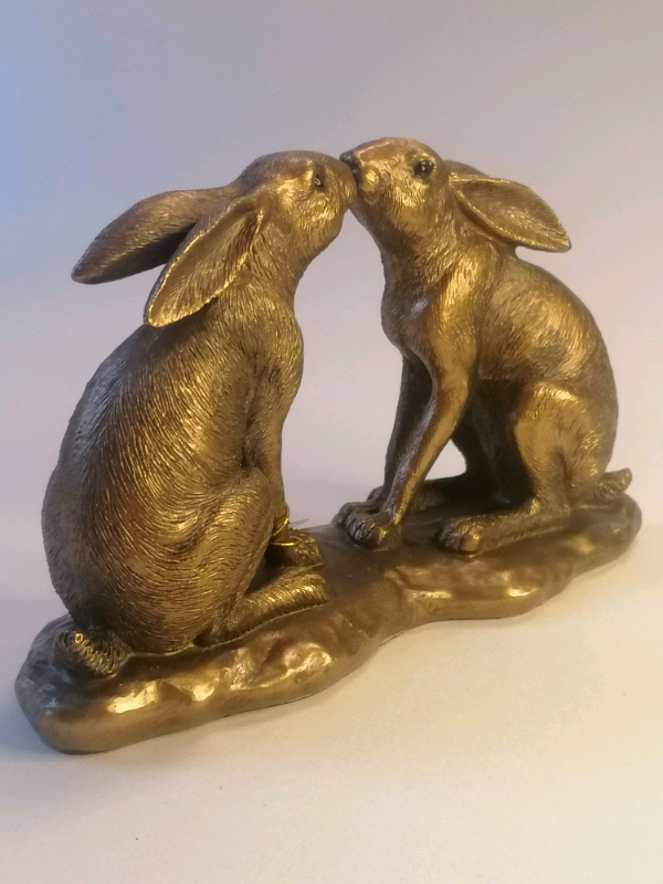 2 stunning rabbits sculpture.5 inch.