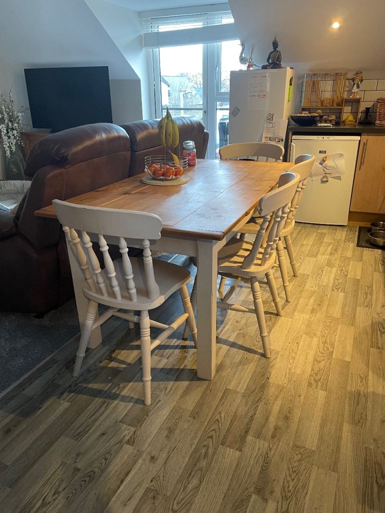 Dining table and 4 chairs 