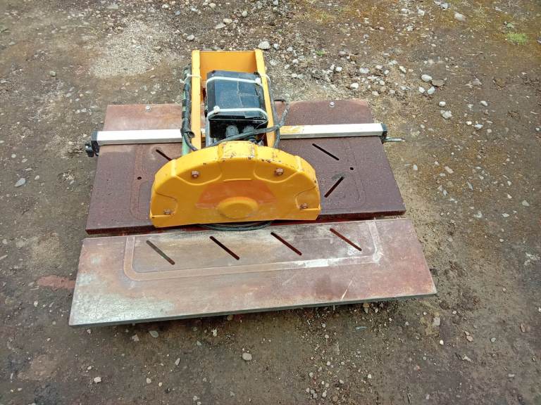 Electric tile cutter