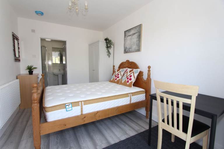 Recently Refurbished, Spacious bright rooms, All Bills Included.
