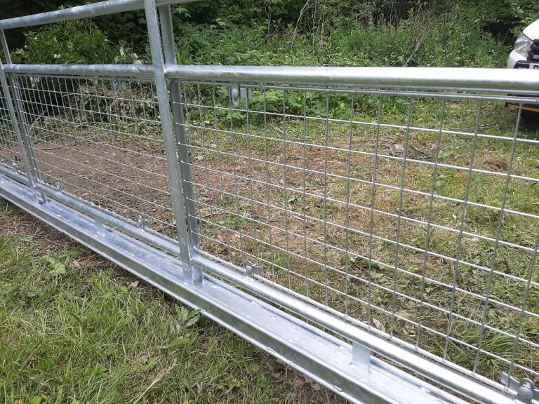 Manual sliding field gates