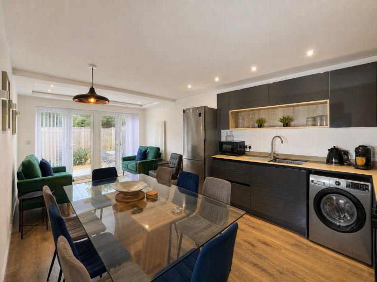 4BR 3En-Suites | Parking | Close Links to A27 & A24
