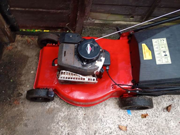 Petrol mower with grass box