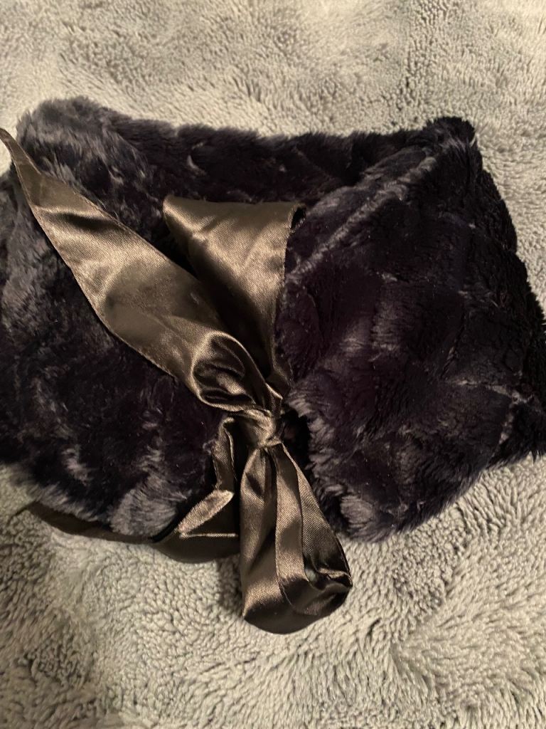 Faux fur black collar 