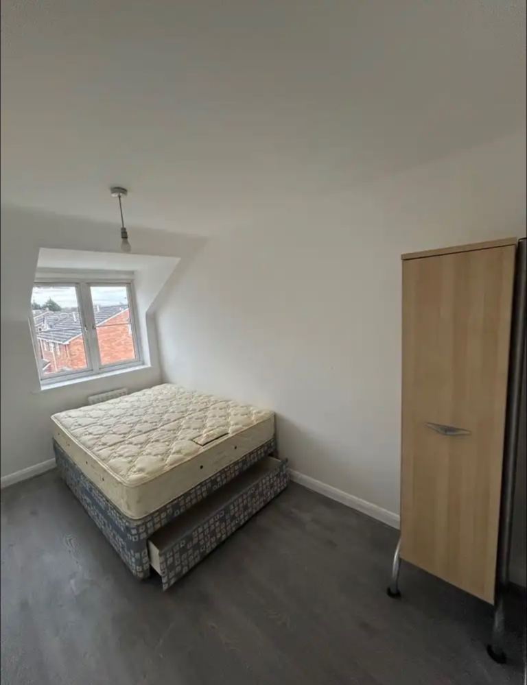 Furnished Double Room - Move In ASAP!