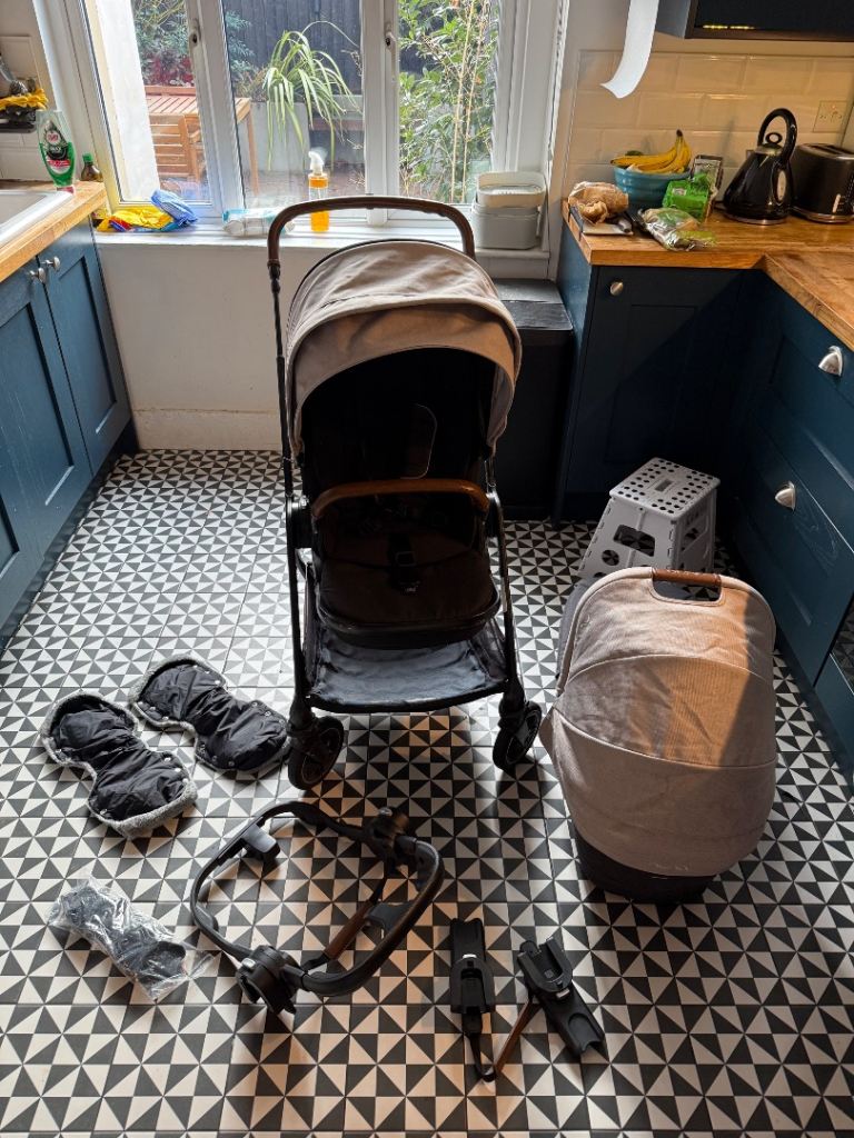 Nuna TRIV Pram + Bassinet – Freshly Cleaned – Sheepskin Included