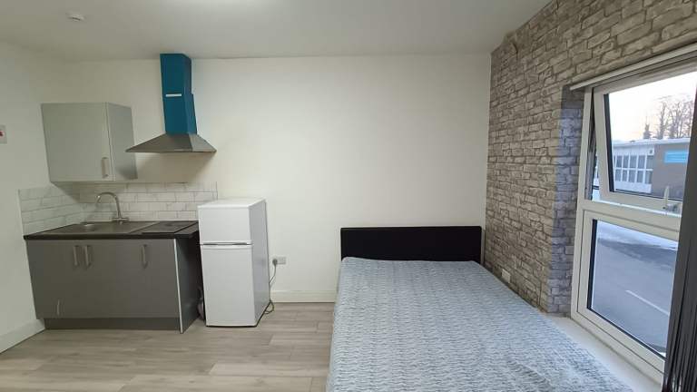 **All Bills Included (£100 extra)**En-suite Bathroom**Kitchenette**Close To Train Station**