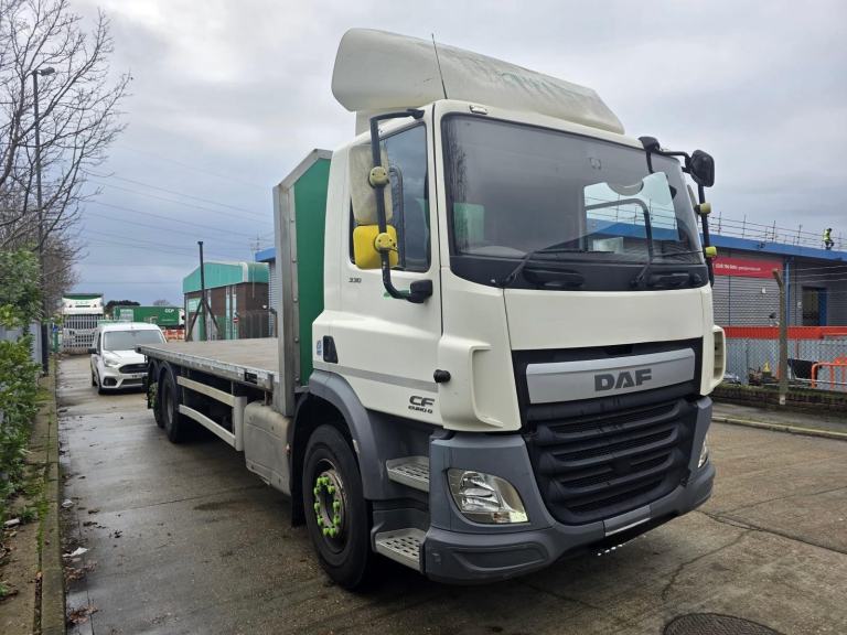 2015 DAF CF 75.330 26T FLATBED WITH MOFFETT ATTACHMENTS