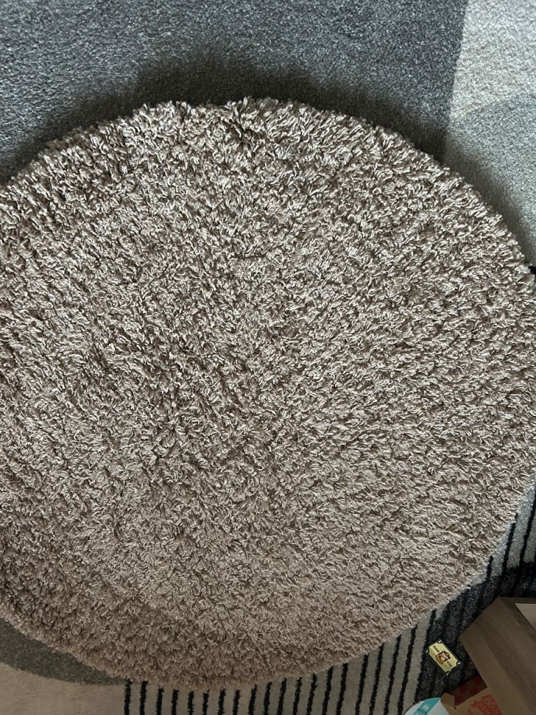 DESIRE Oxford Shaggy Round Rug – Good Condition Beige