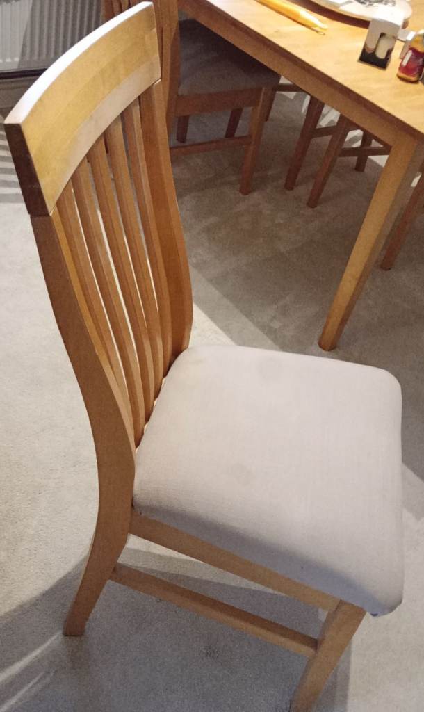 Solid oak dining table and chairs set (can deliver)